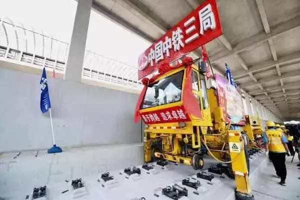 從智慧施工到智慧運維，中國首條“智能高鐵”全線軌道貫通