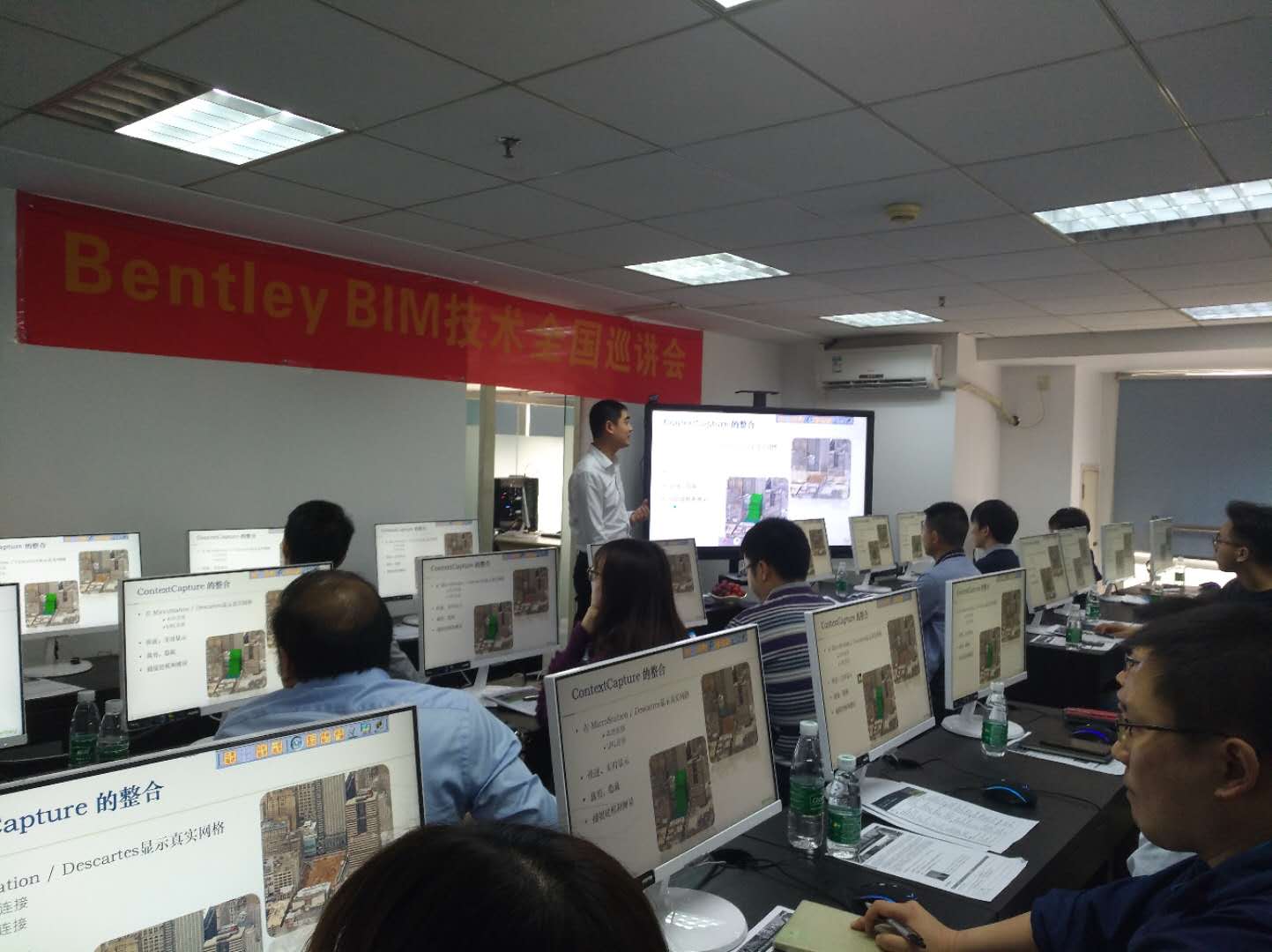 參會嘉賓上臺發(fā)表參會感言