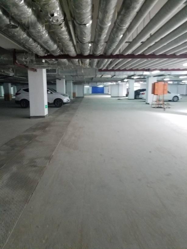 本項目針對地下車庫測量紅線范圍內(nèi)的機電管線與土建等構(gòu)筑物（包含一個水泵房和一個報警閥室）進行三維掃描作業(yè)并提交成果。 解決方案 業(yè)主給出2天內(nèi)完成外業(yè)掃描的時間限制，所以決定選用兩臺Trimble TX6掃描儀同時作業(yè)的方式進行掃描，其中百分之七十的測站采用3分鐘模式快速獲取現(xiàn)場信息，最終耗時為一天半時間完成了整個外業(yè)采集工作。 圖片描述(最多50字) 經(jīng)現(xiàn)場測量，現(xiàn)場機電部件最低點不足2m。為保證機電管道的信息詳細完整，必須將掃描儀架設(shè)至最低，以保證其可視范圍。 圖片描述(最多50字) 通過合理的布站可以有效降低累積誤差帶來的影響，并以殘差不超過3mm為標準進行拼接，最后進行噪點清理得到成果。 圖片描述(最多50字) 客戶依靠正向設(shè)計手段對MEP管線進行建模，無法直接利用點云數(shù)據(jù)進行擬合逆向。本次主要提供Trimble Realworks與sketchup軟件進行聯(lián)動獲取現(xiàn)場信息數(shù)據(jù)進行建模?？梢宰龅皆诙虝r間內(nèi)掌握現(xiàn)場真實情況，大大提高了工作效率和模型精度，讓客戶足不出戶完成建模工作并可以實時進行數(shù)據(jù)的記錄和保存 圖片描述(最多50字) 模型工作完成后可以將MEP模型成果與點云成果在相同環(huán)境下進行光譜圖分析，也可以將MEP模型與土建模型進行碰撞監(jiān)測分析。通過以上方法直觀檢查出成果與現(xiàn)場環(huán)境當中存在的差別，以保證最終成果的可靠性。 結(jié)果 提交成果包含：點云數(shù)據(jù)成果、三維模型（包括土建與機電模型、模型檢測報告等）。此次全部工作大約用時4天。本項目在很大程度上提高了測量速率與精度，使建模工作可以更好的展開。實現(xiàn)了模型的精確定位。并且點云數(shù)據(jù)的留存也為后續(xù)的深化設(shè)計帶來了便利。