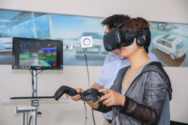 智慧工廠-體驗(yàn)新能源汽車VR培訓(xùn)